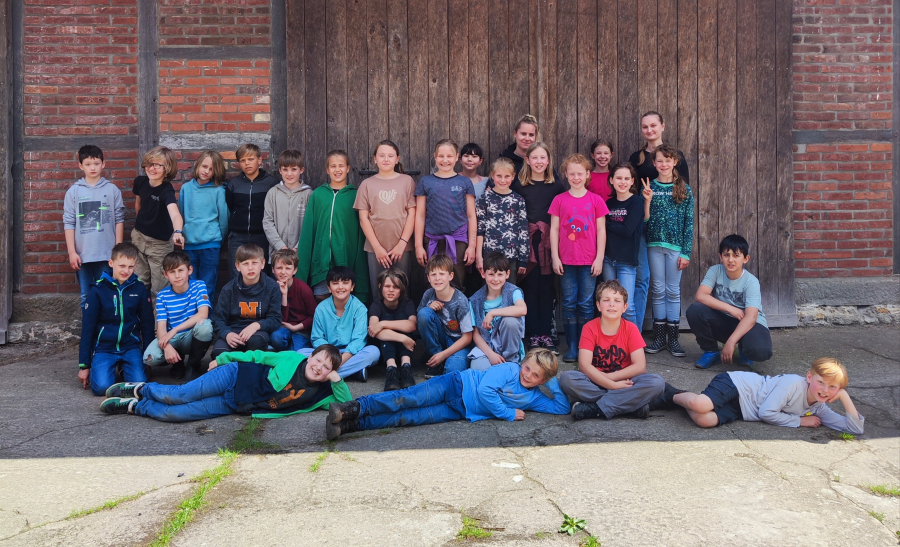 Die Klasse 4b besucht den Emshof 