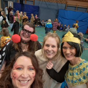 Kolleginnen Turnhalle